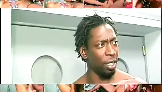 Ponpon kızlar iş başında... Amcık sikişi büyük siyah yarak emiyor