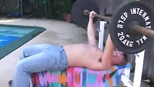 Annie'nin vücudu kanepede göğüsleriyle sikişiyor
