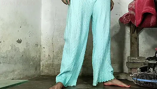 Göt amcık sikiyor yarak emiyor göğüslerini emiyor memeden süt emiyor ve domaltarak yarağa oturuyor ve doğrudan Hintçe seste yatıyor