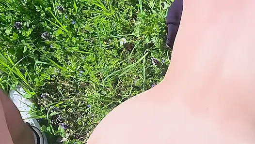 Tatlı tavşan yeşil tarlada bir yabancı tarafından sikiliyor.
