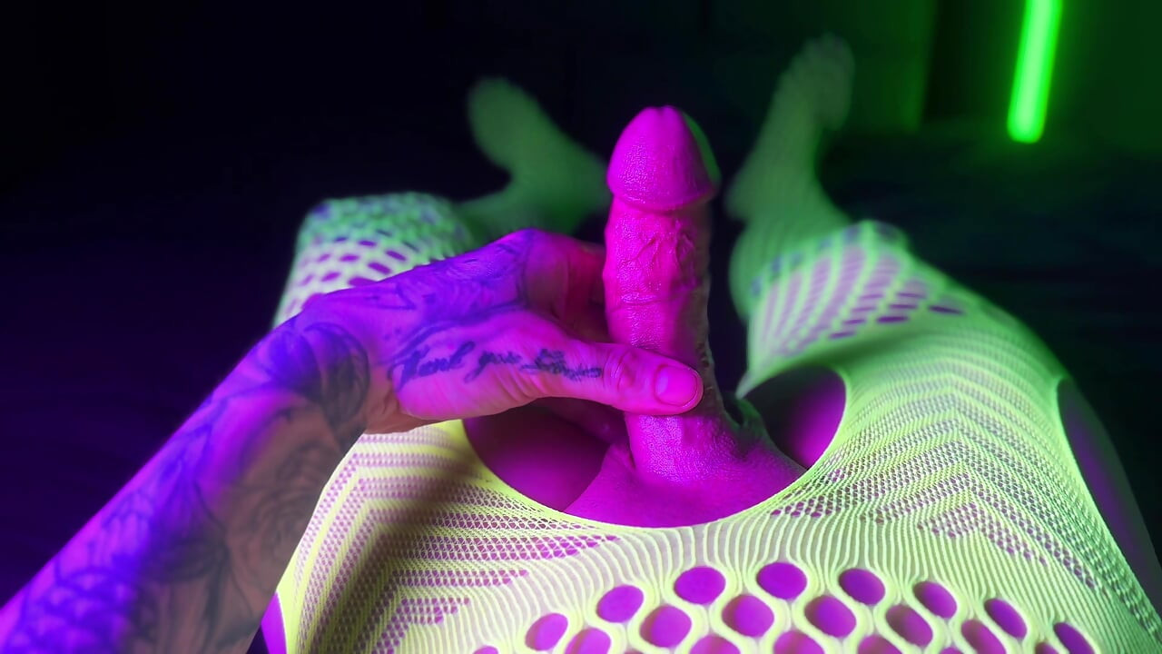 está bien ser curioso. No se lo diré a nadie. Lo prometo.  (lindo femboy)