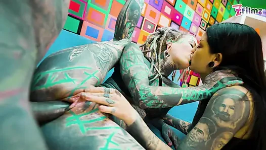 Готеса и телочка-хиппи обожают анальный трах и камшоты на лицо