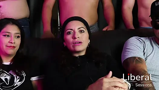 ORTA YAŞLı SEKSI KADıN VE SıSKA GENÇ KADıN, BILINMEYEN ERKEKLERDEN YARAK ALıYOR