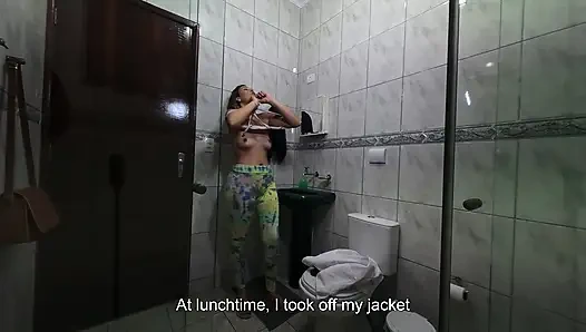 Горничная переодевается в ванной.