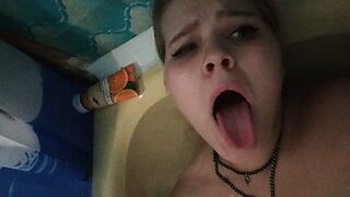Masturbazione con un tubo, gemendo in bagno