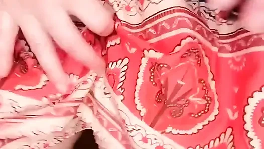 Ibu-ibu sange ini lagi asik fingering memek bebannya di dapur