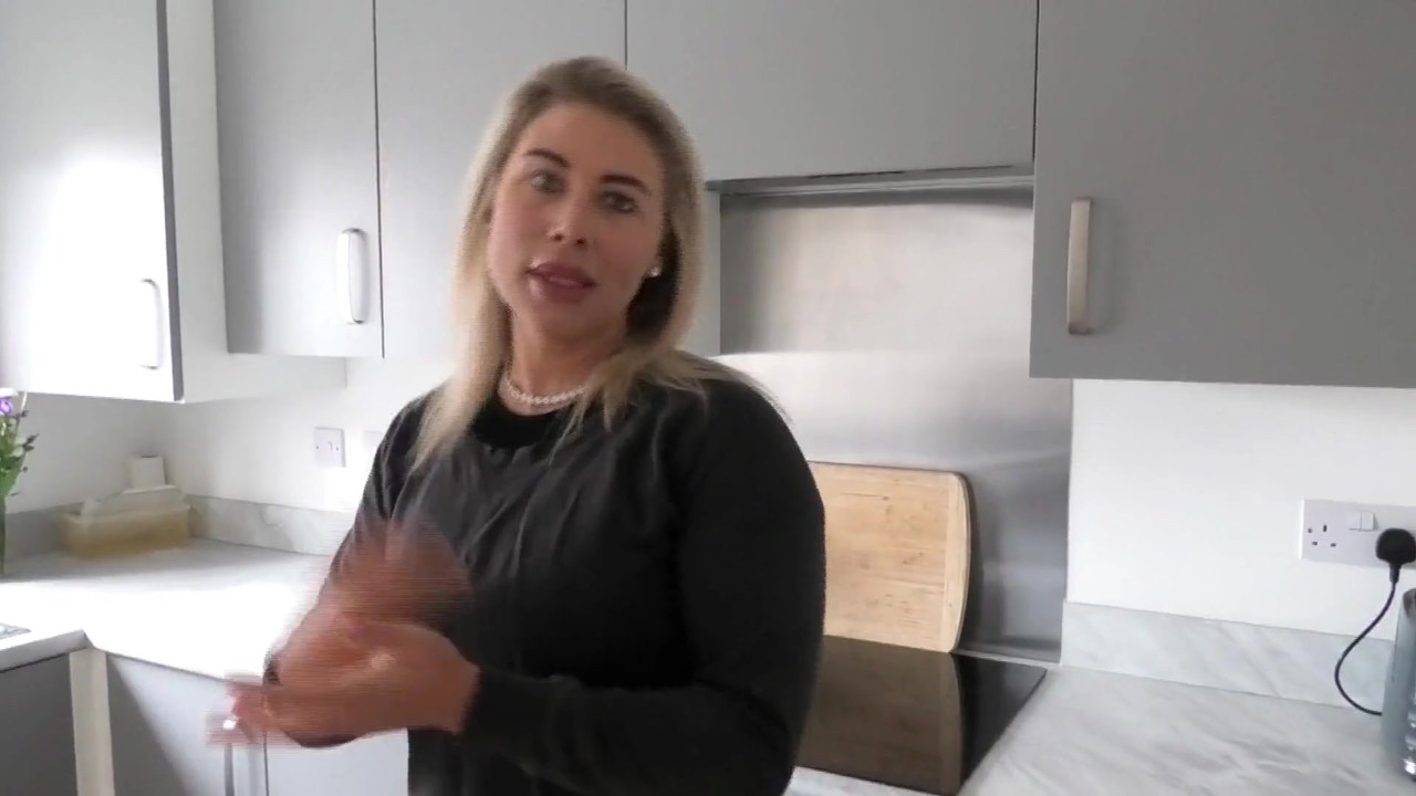 女房东脱光衣服的尴尬女性