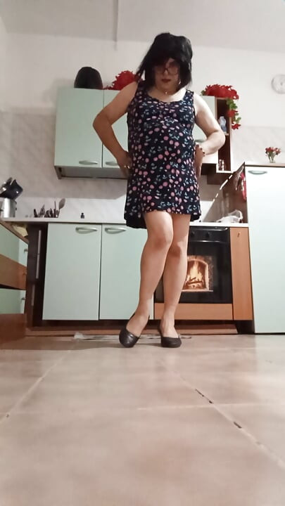Transvestite cleans the fridge and eats his cum