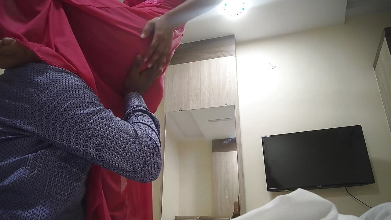 عمه تلگو انو با لباس صورتی سکسی