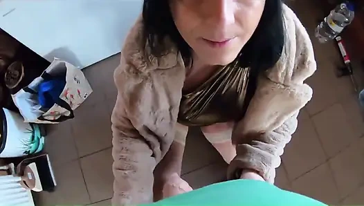 Altın elbise, kürk ve sigara içen kıllı amcık, derin sakso ve buzdolabında sert domaltma