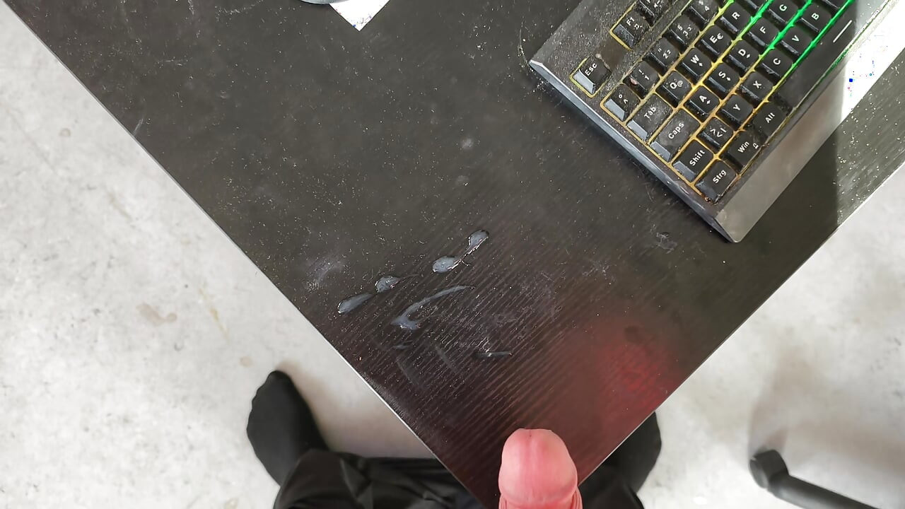 Mani muncrat mendasar di meja