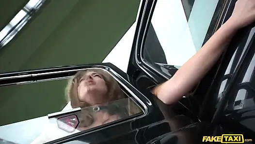 Fake taxi - venom evil sert sikilirken külotunu gırtlağına kadar alıyor