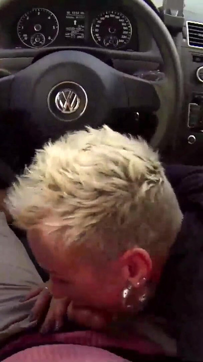 Moment memorabil de la "Milf blondă Im VW-BUS GEBUMST"