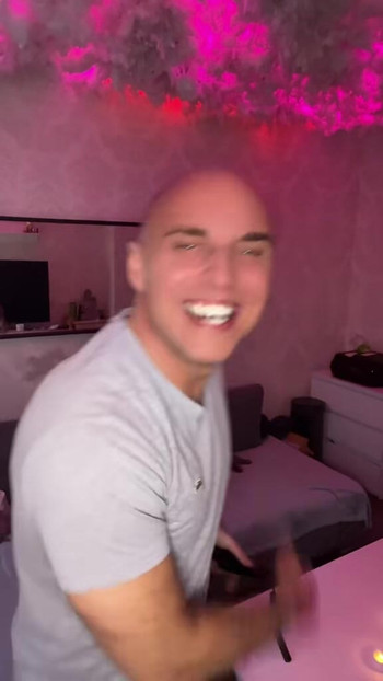 Budite zahvalni u životu na malim stvarima i pozitivno ćete rasti 
Volim da te zabavljam