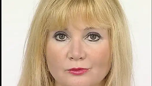 Wanita dewasa rambut pirang lagi asik muasin memeknya pakai dildo sambil pakai bodystocking