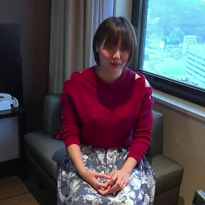 Gravure Model Debut Her First POV Shoot, a Short-haired Busty Beauty Shines Through