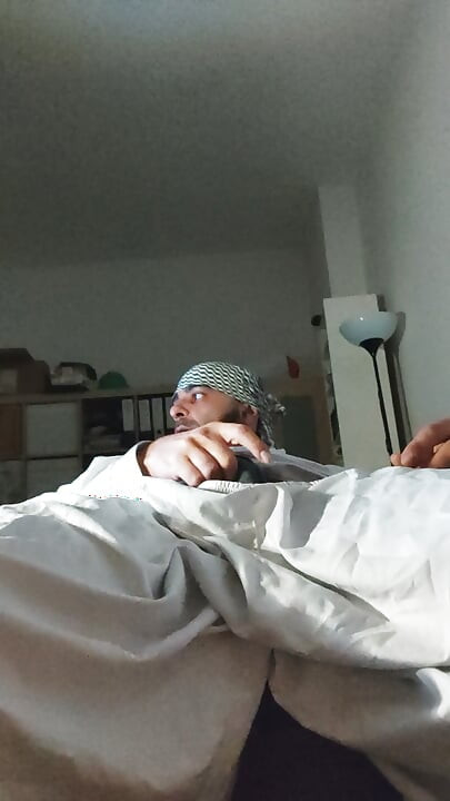 Dirtyjunkbro अफगान कपड़े पहने हुए, डेक मोज़े में पेशाब और पेशाब पीने