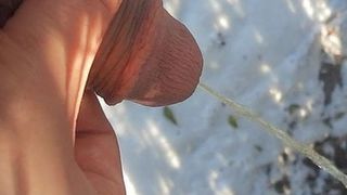 Menino alemão se masturbando e mijando na neve ao ar livre no jardim