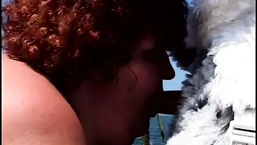 Büyük kaltak bir adam tarafından sikiliyor ve dölleniyor