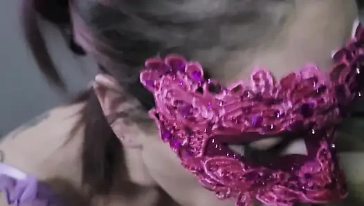 Tante nakal dengan topeng pink lagi asik nyepong kontol sambil telan sperma