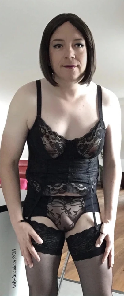 穿着性感黑色内衣和丝袜的Nicki-Crossdress