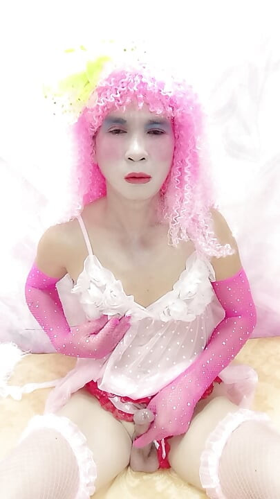 Oanh Le transgênero usando roupas sexy selfie copos tinh