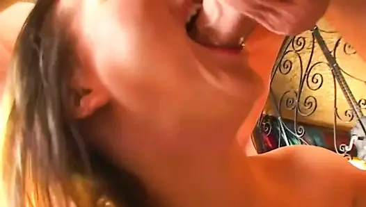 Tante seksi rambut cokelat ini dientot sampai orgasme sambil meringis keenakan