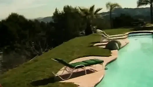 Brünette pornogöttin wird am pool maulbissen