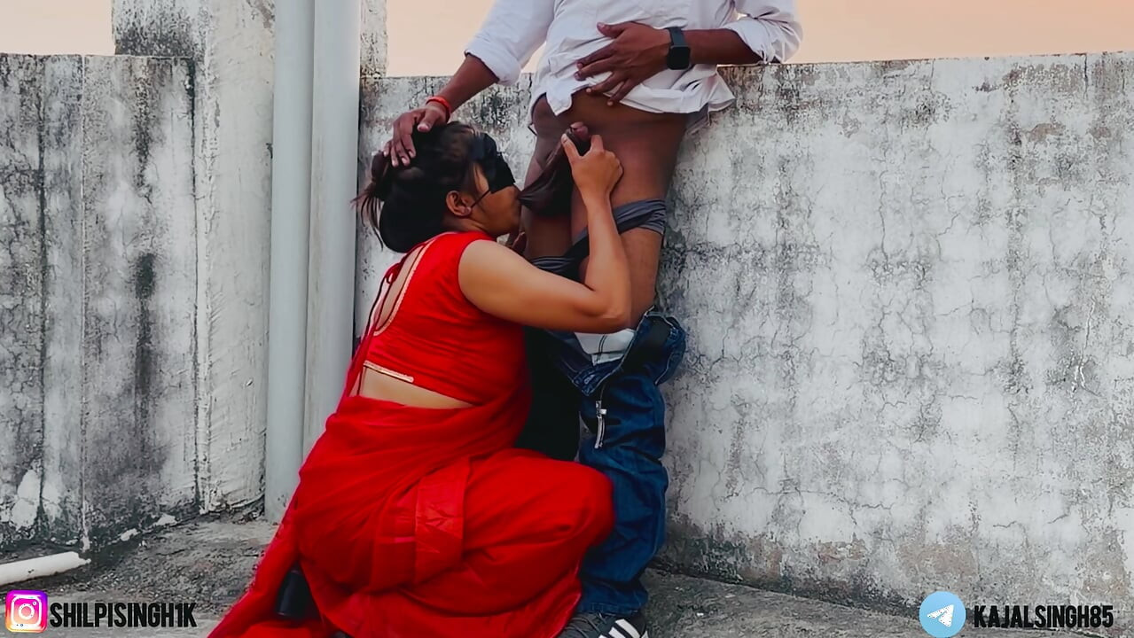 Meu namorado me fodeu em um sari vermelho e ejaculou dentro da minha boca, ele estava lambendo minha bunda com sua língua