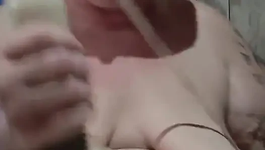 Sie war gelangweilt und geil und fickte sich ohne warnung