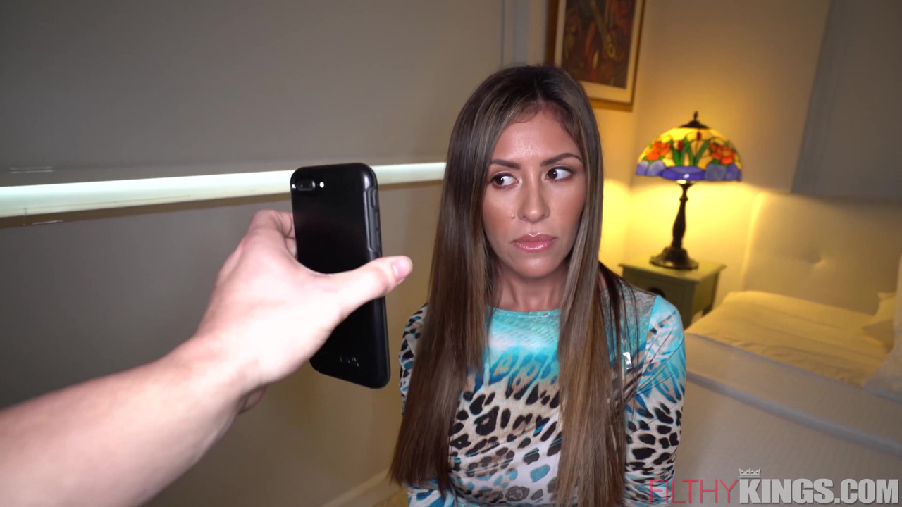 セクシーなラテン熟女が継息子にセクシングされる