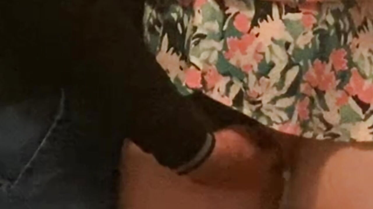Şanslı orta yaşlı seksi kadın metroda bir sapık tarafından mastürbasyon yapıyor