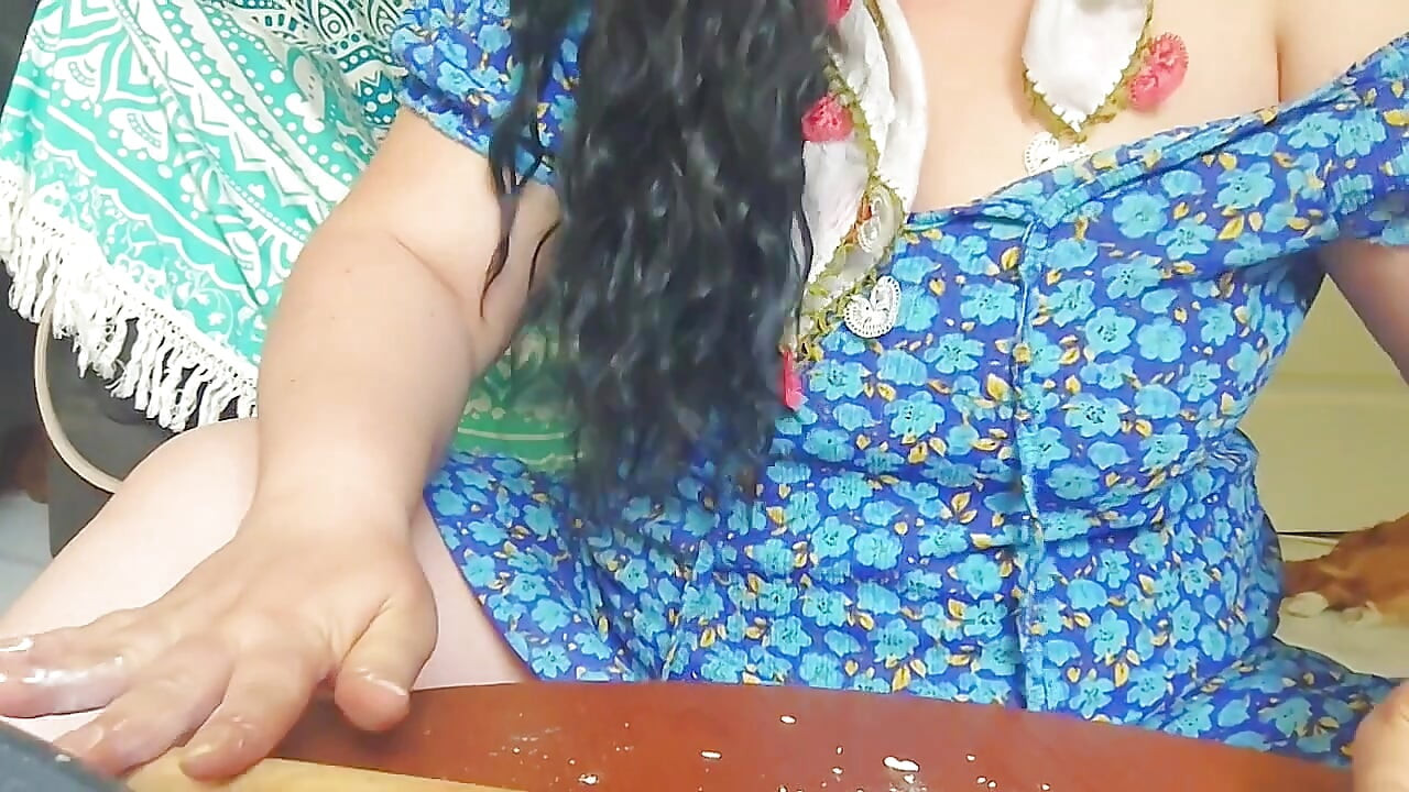 ลูกพี่ลูกน้องสาวของกูสวยแค่ไหนตอนเธอทําอาหาร