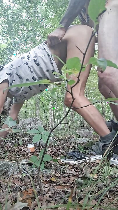 ただの自然散策のはずが…喉奥を犯された！