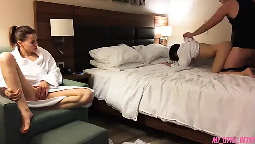 Zuerst ficke ich meine freundin und dann ihre freundin - komm in ihre muschis