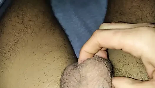 Piç çarşafların altındaki büyük yarağından spermi boşaltıyor, emiyor lütfen!!