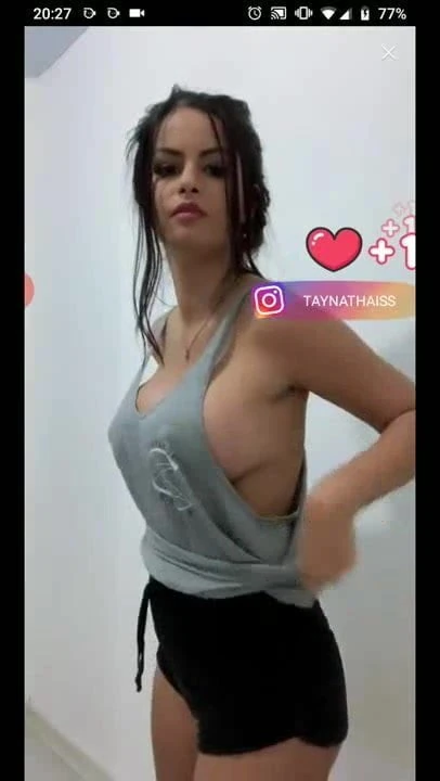 Tayna Santos pagando peitinho