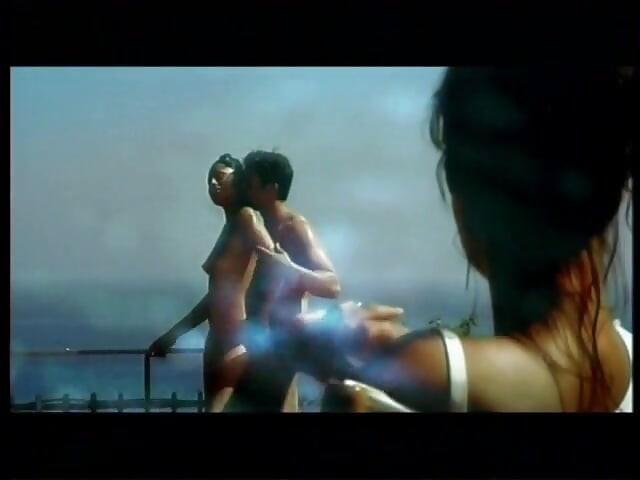 حمامات شمسية سمراء حسية ، مشدودة بواسطة زب صلب يتدفق على وجهها