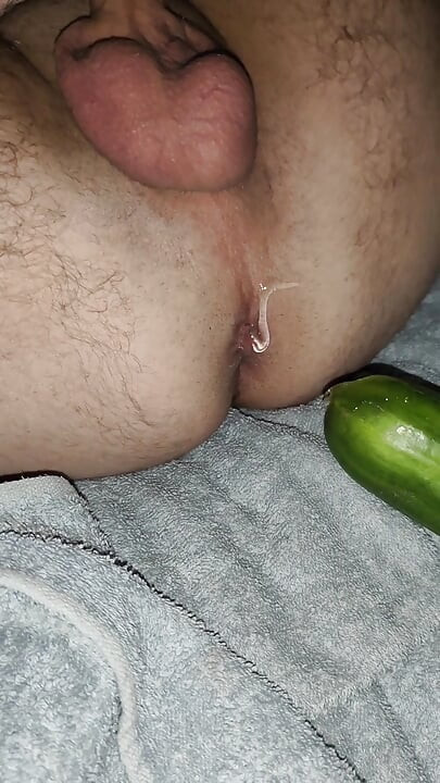 我的妻子正在用一根巨大的黃瓜操我的屁股。