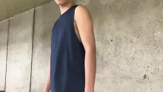 Çıplak oğlan açık havada mastürbasyon yapıyor