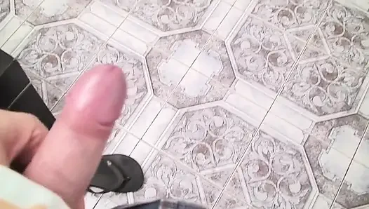Esmer orta yaşlı seksi latin edepsiz amatör adam onu filme alırken yarak emmeyi seviyor