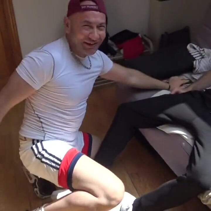 Madrid'de dominant 2 oğlan tarafından korunmasız sikiliyor