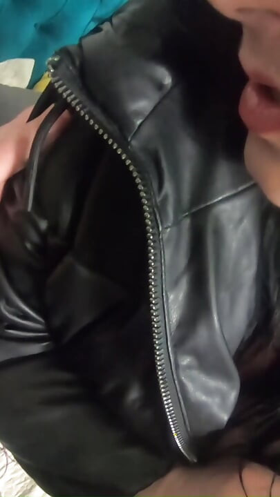 milfycalla को नए फूले हुए डाउनजैकेट पर बहुत सारा वीर्य मिलता है!