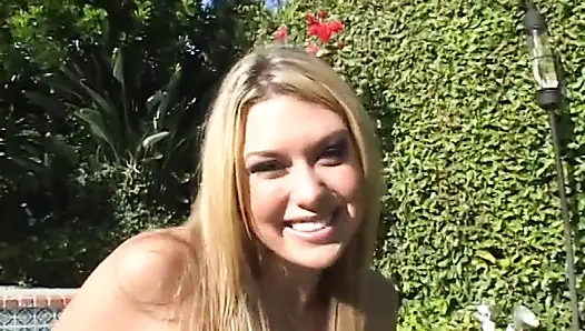 Ateşli sarışın aynı anda üç siyah yarağı emiyor ve sikiliyor