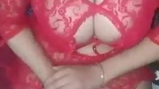 Heiße MILF zeigt ihren Körper in einer Sexwäsche