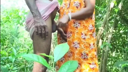 Я нашел пространство в лесу и трахнул незнакомца, чтобы удовлетворить ощущение горения моей киски. Mp4