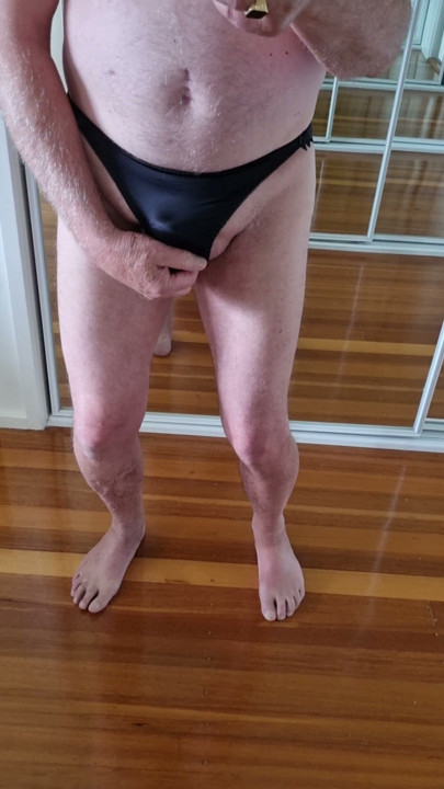 かわいいパンティを履いた小さなチンコ。