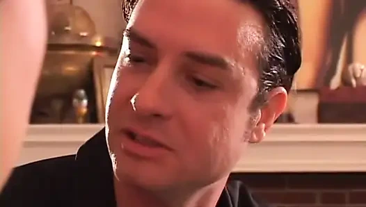 Göt sikiyor göt parmaklıyor, seksi sarışın büyük yarak emiyor... ağzına boşalma