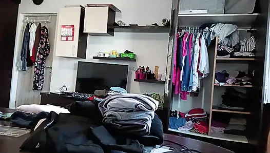 Wanita amatir bersenang-senang mencoba pakaian dan memotongnya.