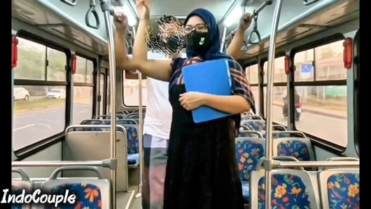 Murid sekolah murid nakal ini muasin dirinya sendirian di dalam bus starnger!